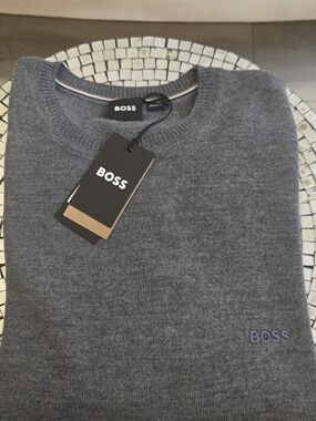 Brand New Gray Hugo Boss Knit Crew Neck Long Sleeves Men's Sweater. Size Medium